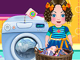 Дарья стирает одежду