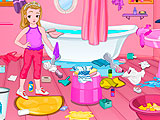 Маленькая девочка убирает в ванной комнате